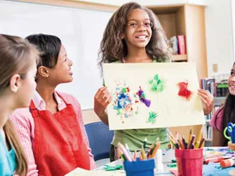 a teacher teaching her students