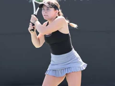 a woman playing tennis