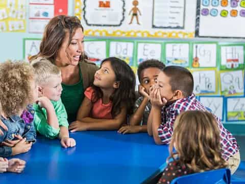a teacher teaching her students