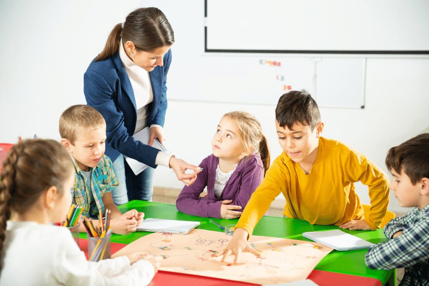 a teacher teaching her students