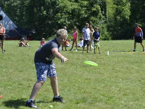 a person throwing a frisbee