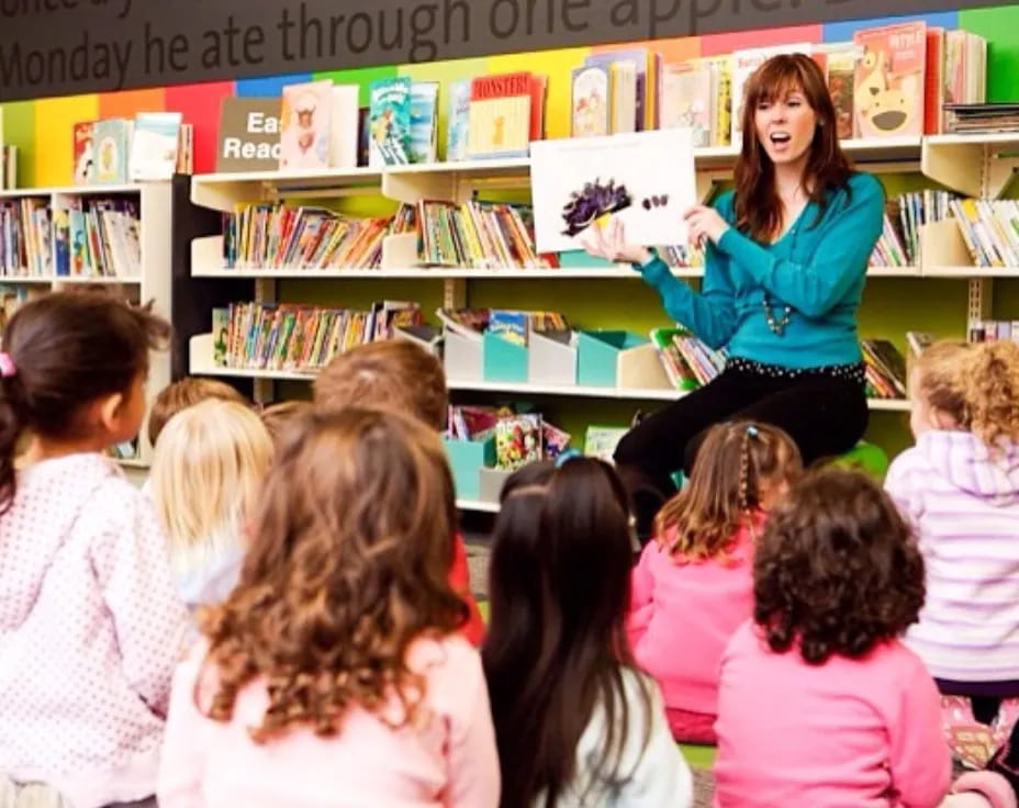 a teacher teaching her students