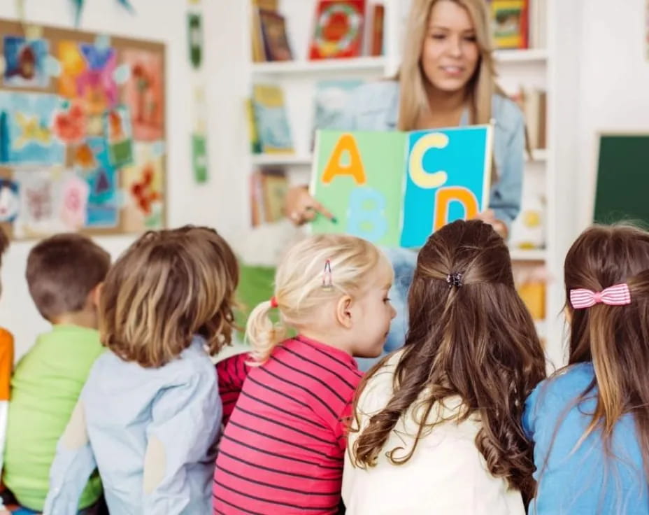 a teacher teaching her students