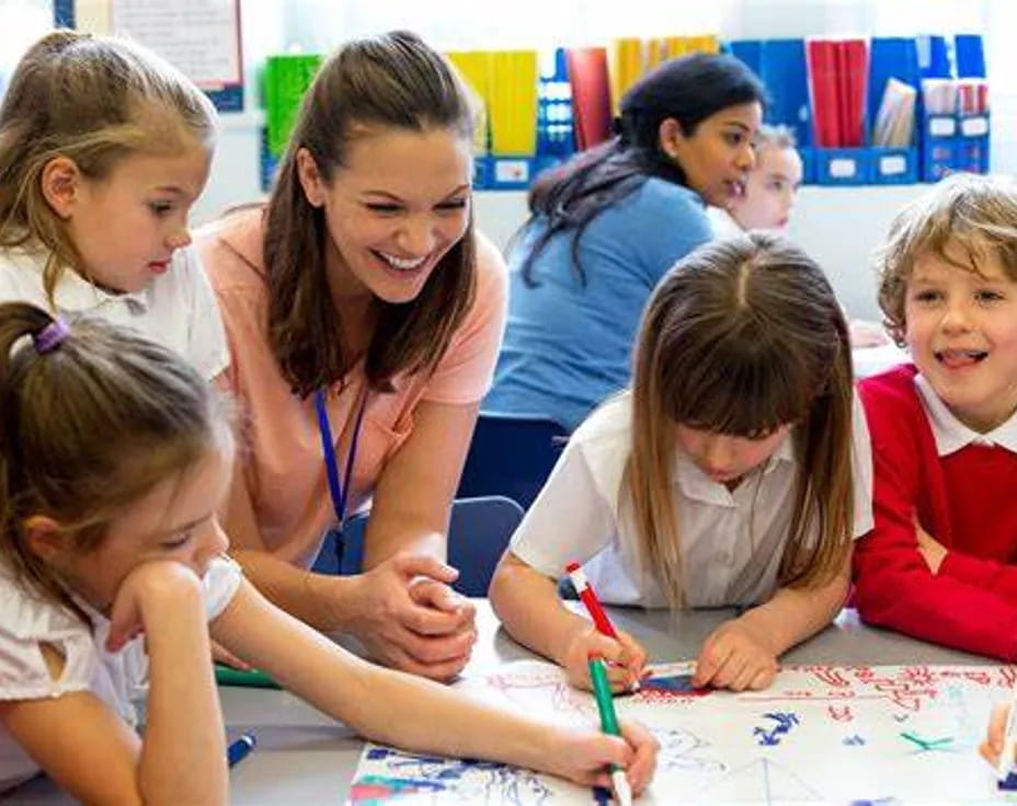 a teacher teaching her students