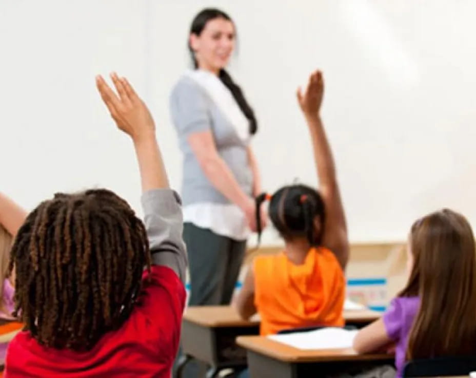 a teacher teaching her students
