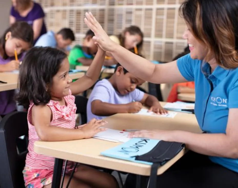 a teacher teaching her students