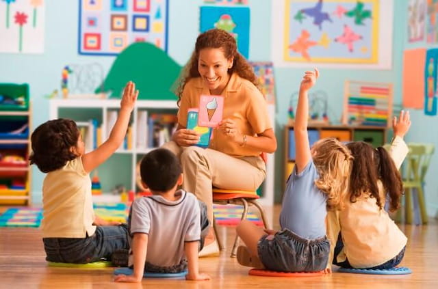 a teacher teaching her students