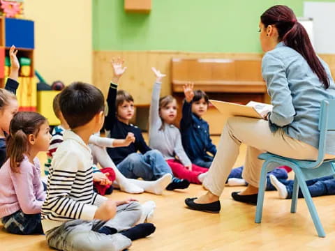 a teacher teaching her students