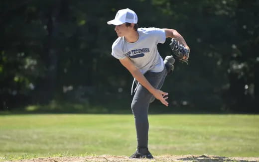a person throwing a baseball
