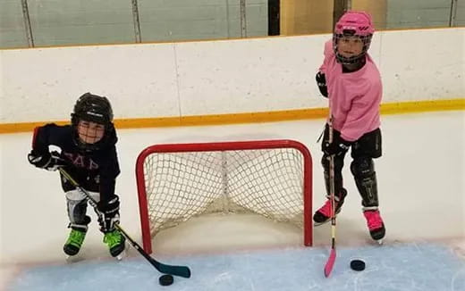 kids playing ice hockey