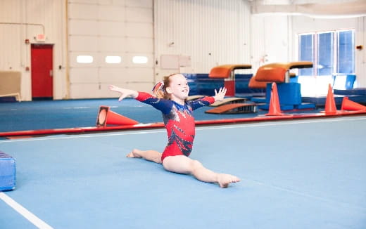 a girl doing a plank on a mat in a gym