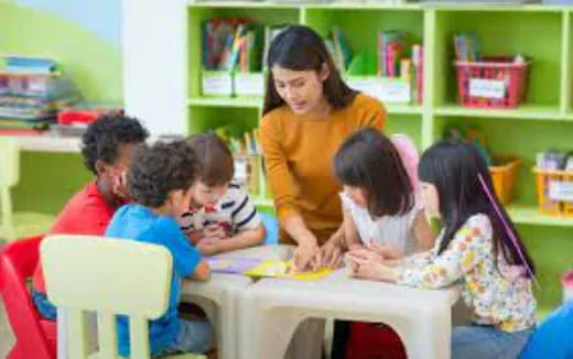 a teacher teaching her students