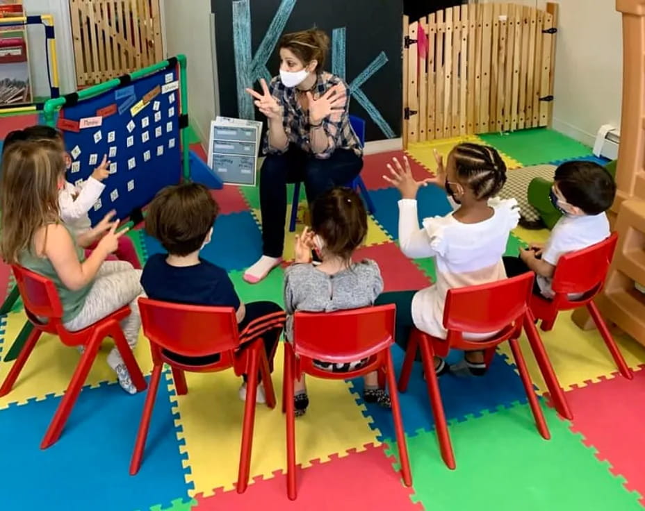 a teacher teaching her students