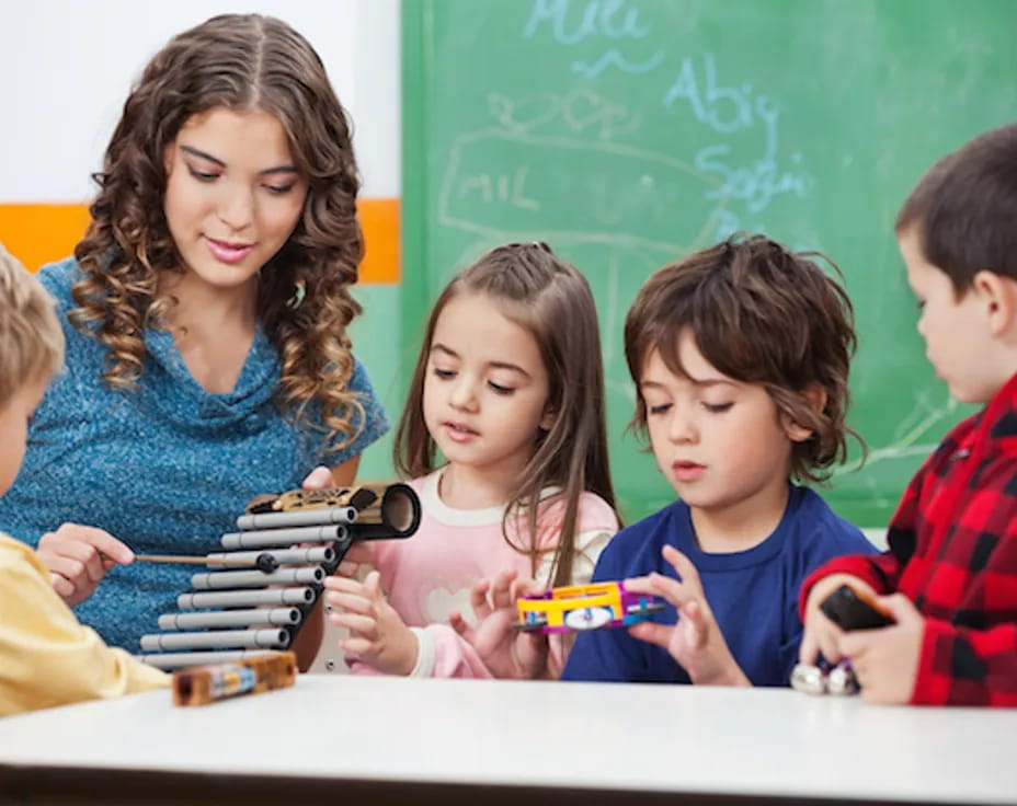 a teacher teaching her students