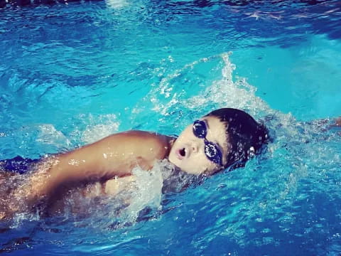 a person swimming in a pool