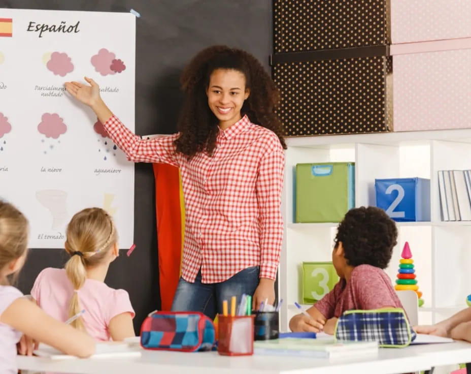 a teacher teaching her students