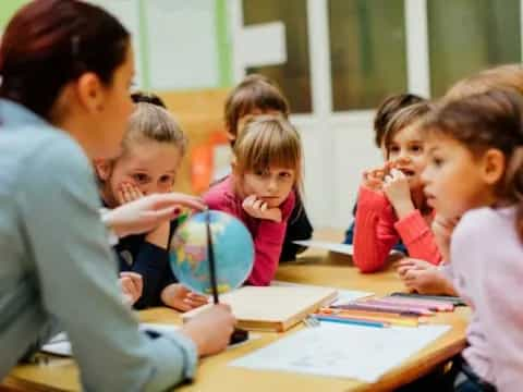 a teacher teaching her students