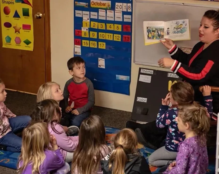 a teacher teaching her students