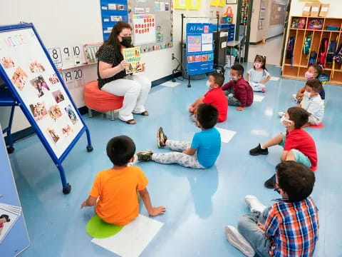 a teacher teaching her students