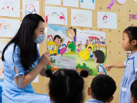 a teacher teaching her students