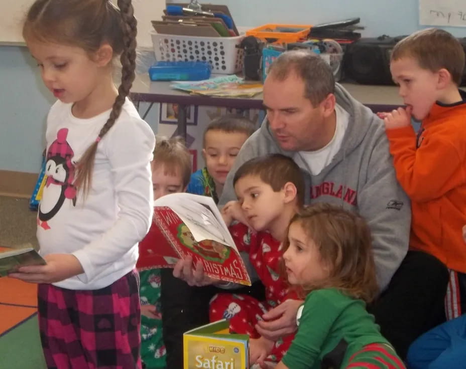 a group of children reading books