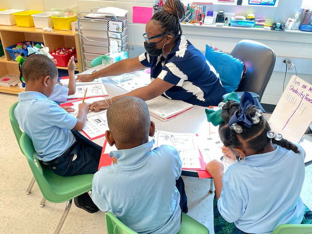 a teacher teaching her students