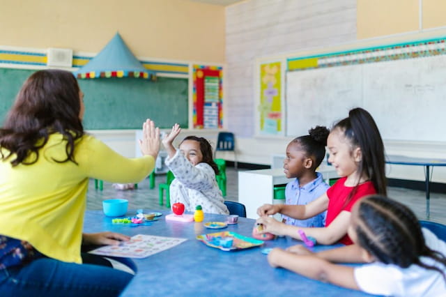 a teacher teaching her students