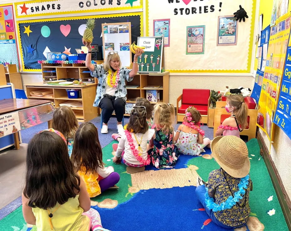 a teacher teaching her students