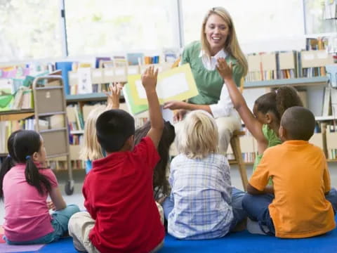 a teacher teaching her students