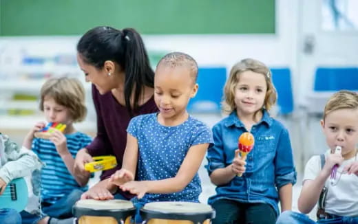 a teacher teaching her students