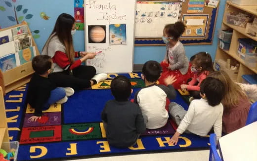 a teacher teaching her students