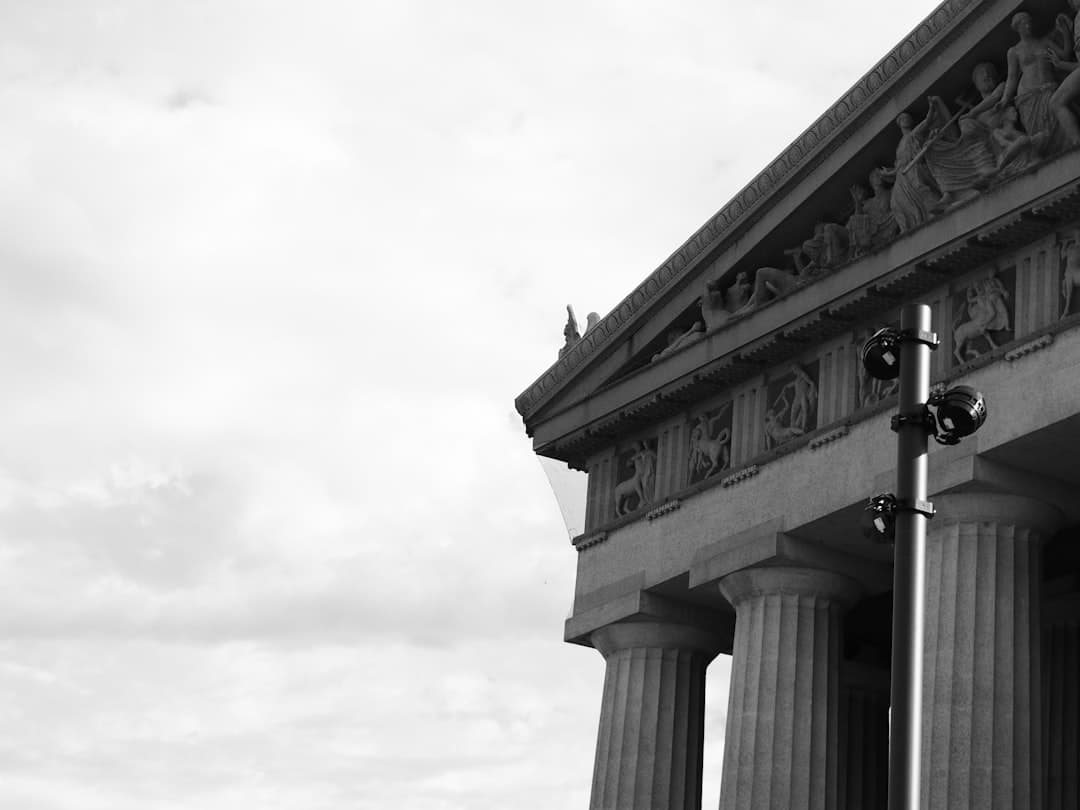 a black and white photo of the lincoln memorial